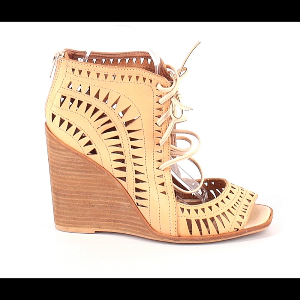 Jeffrey Campbell Rodillo tan wedges size 6
